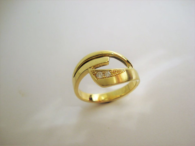 Geelgouden ring met briljant in opdracht door Goudsmid Hans Rietman
